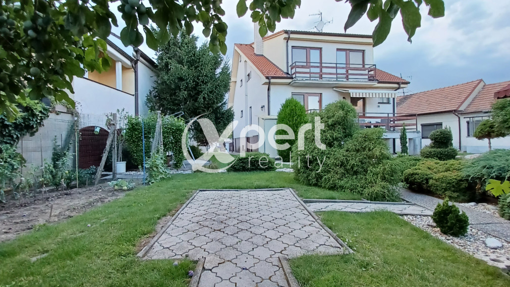 PREDAJ - Veľkorysý 5 izbový rodinný dom v Slovenskom Grobe