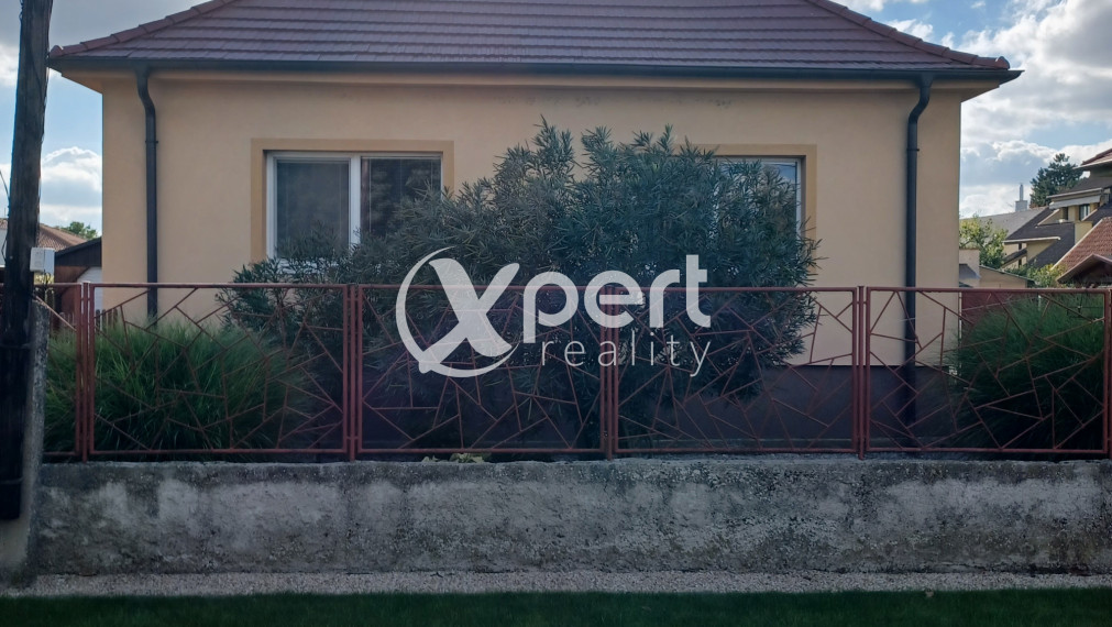 PREDAJ - priestranný 3-izbový rodinný dom s veľkým pozemkom v obci Kvetoslavov