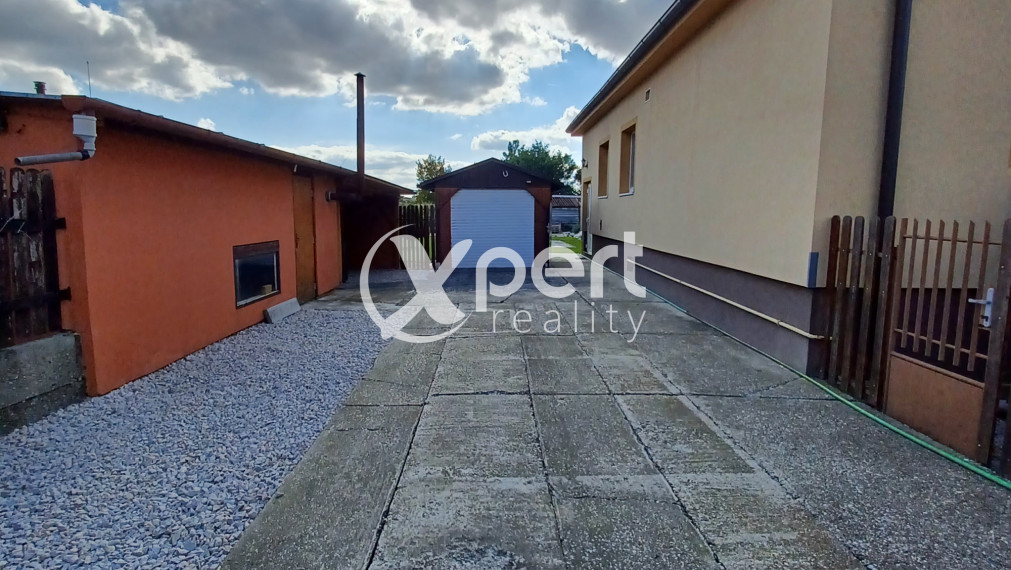 PREDAJ - priestranný 3-izbový rodinný dom s veľkým pozemkom v obci Kvetoslavov