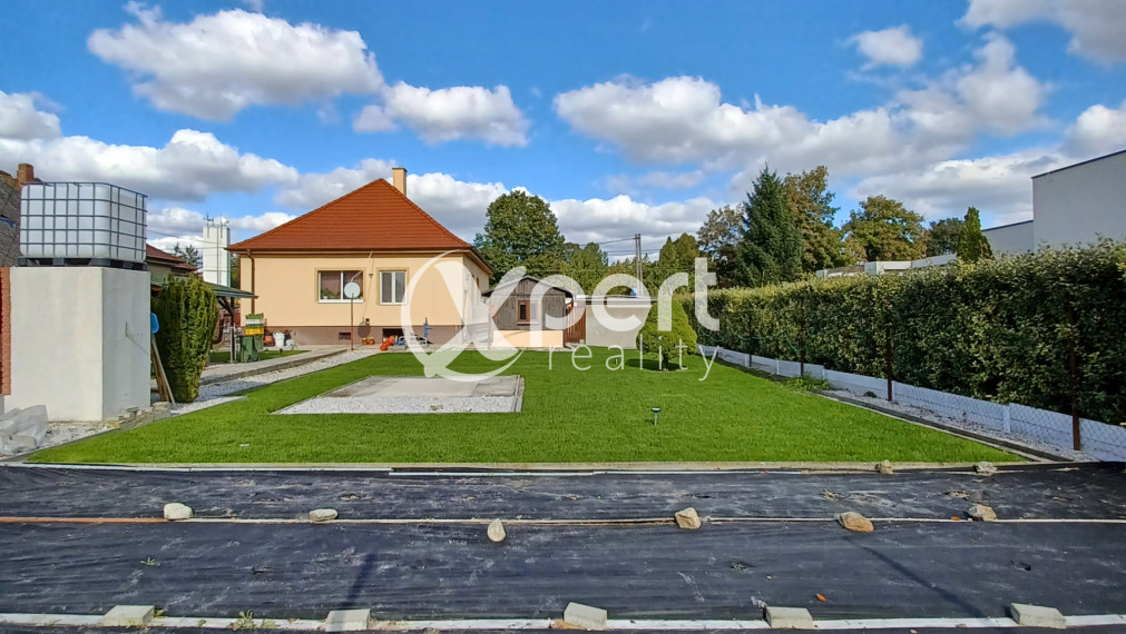 PREDAJ - priestranný 3-izbový rodinný dom s veľkým pozemkom v obci Kvetoslavov