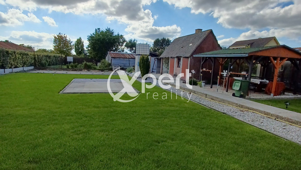 PREDAJ - priestranný 3-izbový rodinný dom s veľkým pozemkom v obci Kvetoslavov