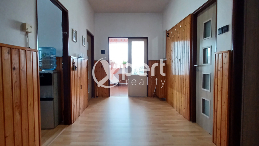 PREDAJ - priestranný 3-izbový rodinný dom s veľkým pozemkom v obci Kvetoslavov