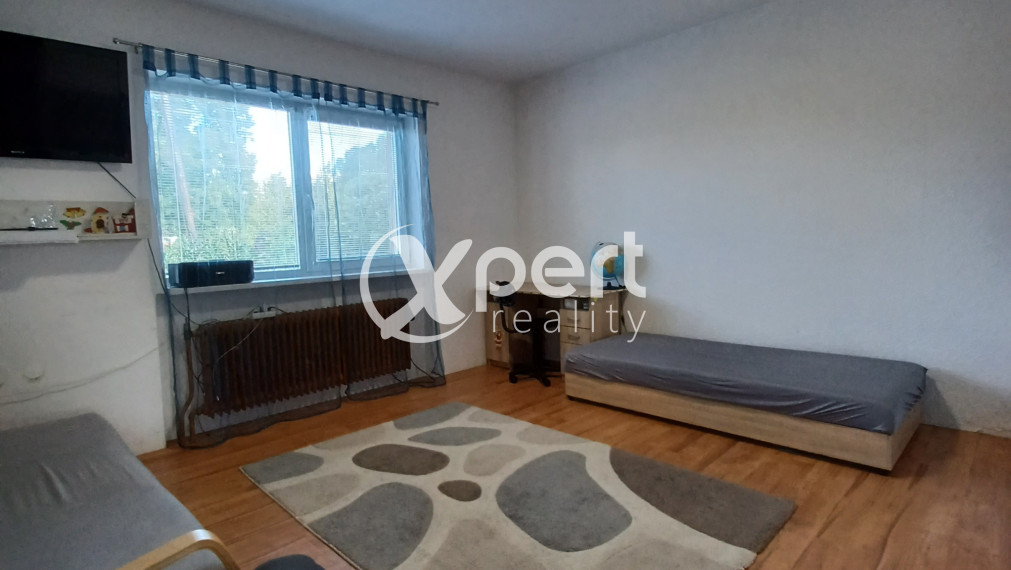 PREDAJ - priestranný 3-izbový rodinný dom s veľkým pozemkom v obci Kvetoslavov