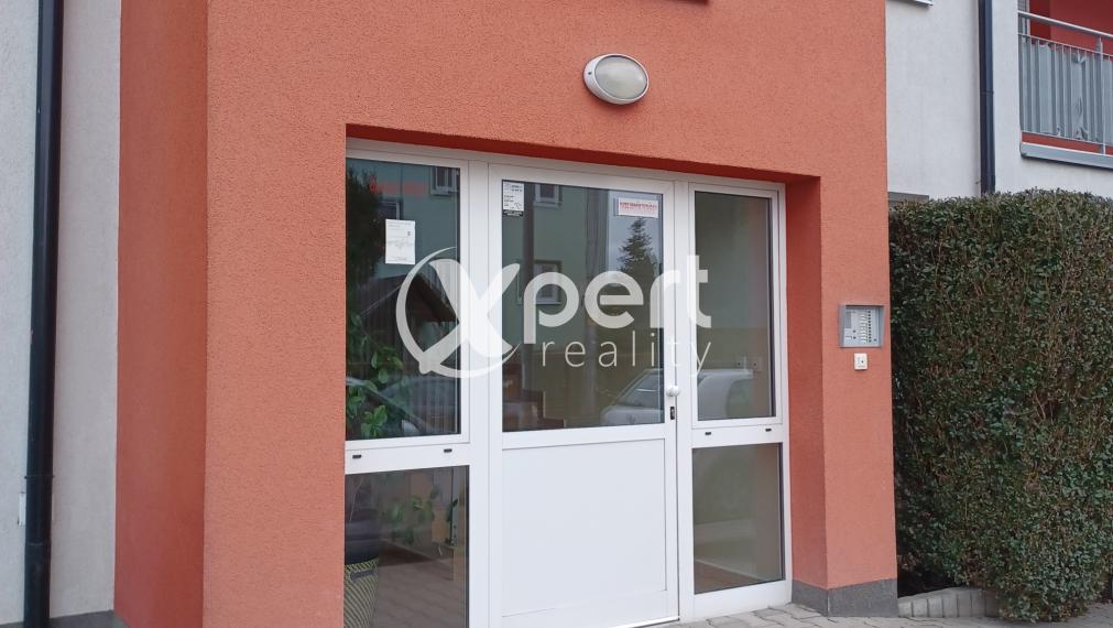 PRENÁJOM - 4i veľkometrážny byt so zariadením v  Gabčíkove