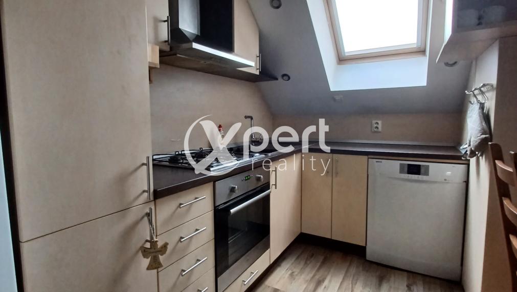 PREDAJ - 4-izbový byt s loggiou v centre Gabčíkova – Školská ulica