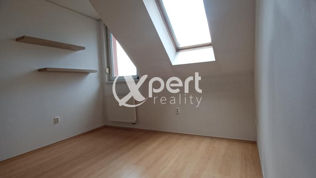 PREDAJ - 4-izbový byt s loggiou v centre Gabčíkova – Školská ulica