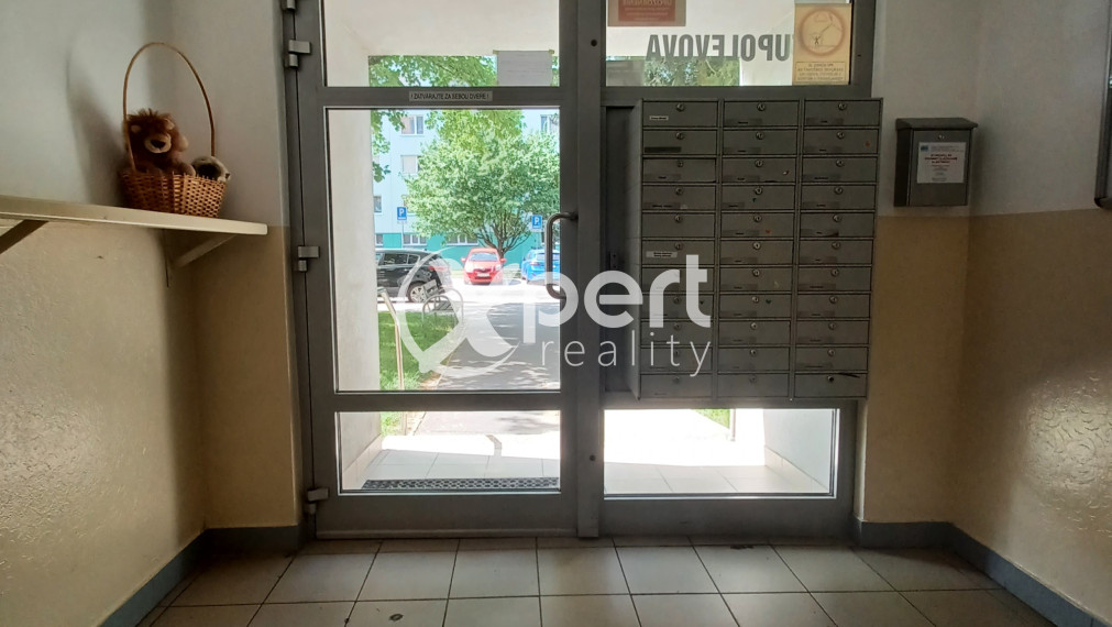 NOVÝ DOMOV BEZ STAROSTÍ – K O M P L E T N E  zrekonštruovaný 4-izbový byt Tupolevova - Petržalka