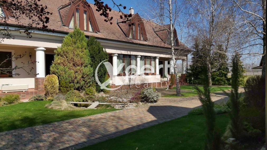 Predaj - PENZIÓN vo vyhľadávanej lokalite 2 km.od cesty R7 Holice