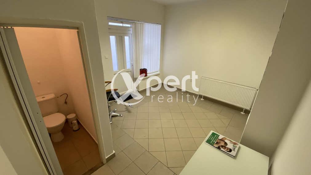 Na prenájom obchodný priestor vo výbornej lokalite  priamo v centre na námestí Ármina Vámberyho