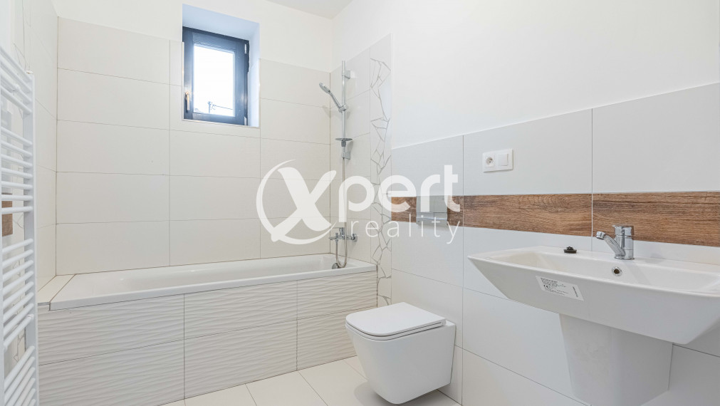 4 IZBOVÝ RODINNÝ DOM S TERASOU A PIVNICOU