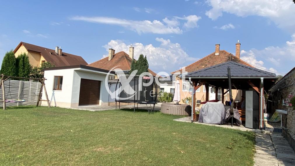Predám pekný 2 izbový rodinný dom s altánkom   na slnečnom pozemku  v Dunajskej Strede