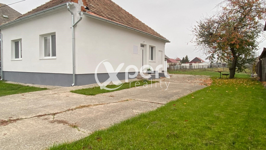 Na predaj  krásny kompletne zrekonštruovaný 2  izbový rodinný dom v kľudnej  lokalite v obci Brestovec  v okrese  Komárno