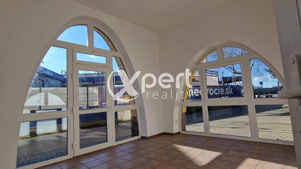 Na prenájom obchodný priestor na začiatku pešej zóny v Dunajskej Strede  / 20 m2 + soc. miestnosť