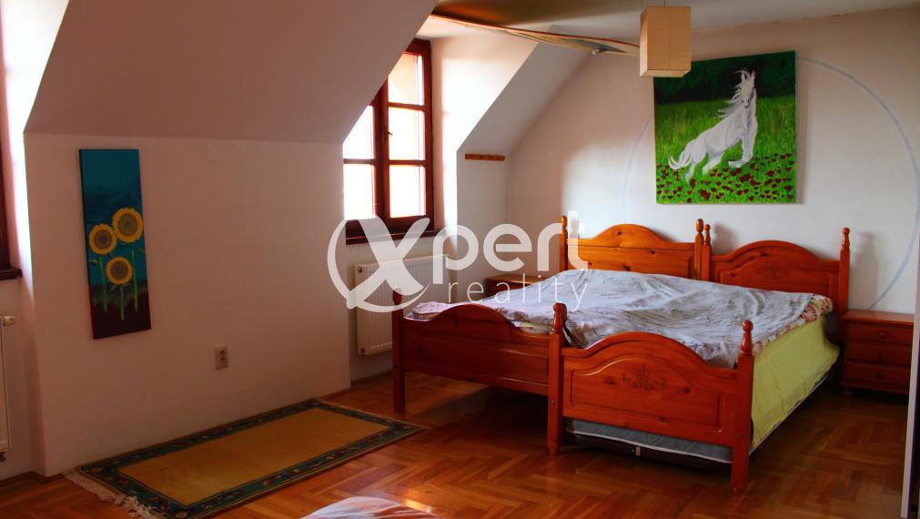 Rodinný dom v španielskom štýle v obci Trhová Hradská