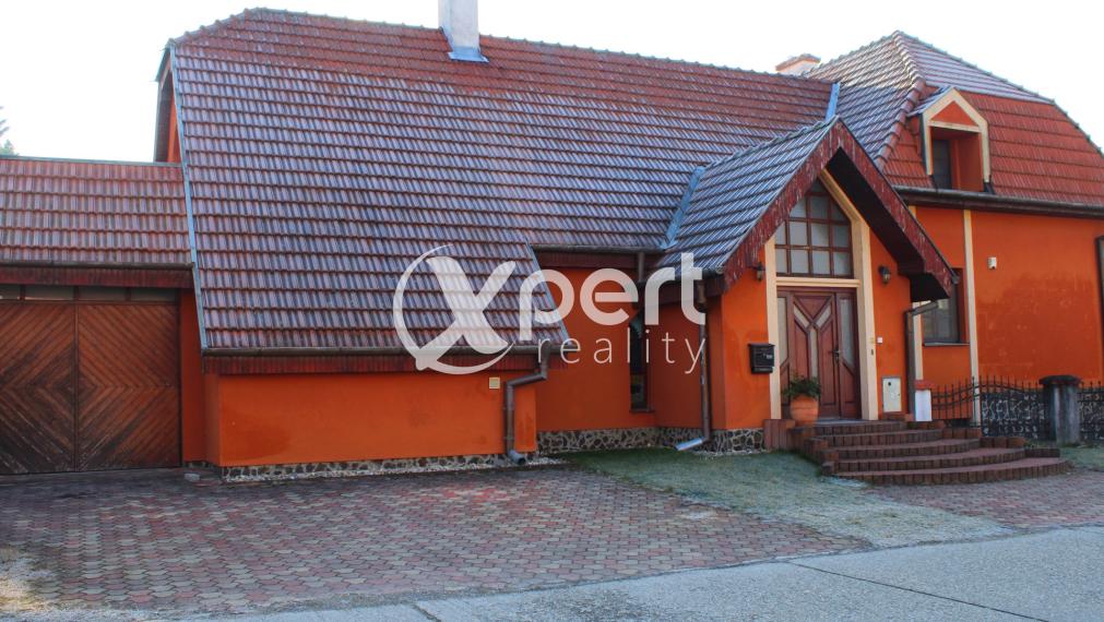 Rodinný dom v španielskom štýle v obci Trhová Hradská