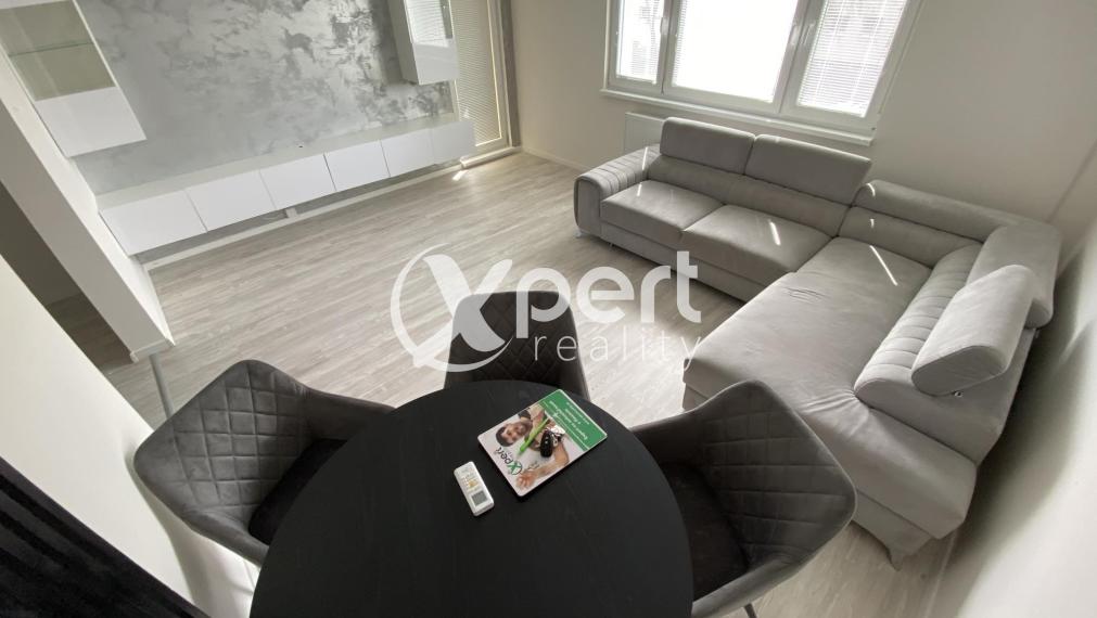 REZERVOVANÉ   119 990,- € Ponúkam na predaj kompletne prerobený 3 izbový  byt  s loggiou  v Dunajskej  Strede