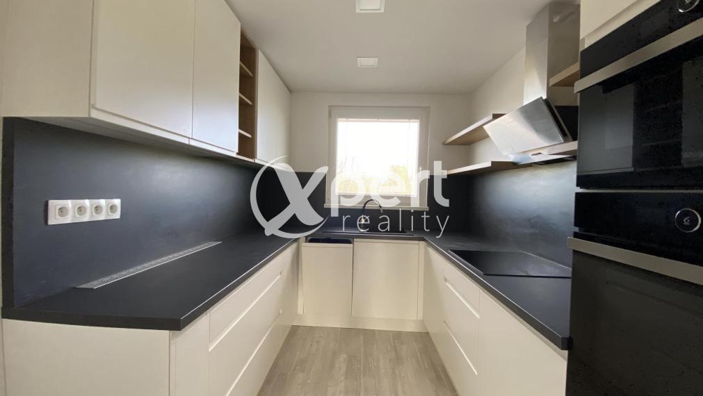 REZERVOVANÉ   119 990,- € Ponúkam na predaj kompletne prerobený 3 izbový  byt  s loggiou  v Dunajskej  Strede