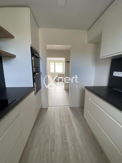 REZERVOVANÉ   119 990,- € Ponúkam na predaj kompletne prerobený 3 izbový  byt  s loggiou  v Dunajskej  Strede