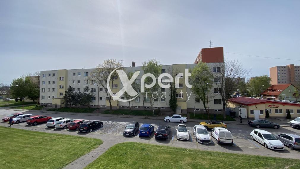 REZERVOVANÉ   119 990,- € Ponúkam na predaj kompletne prerobený 3 izbový  byt  s loggiou  v Dunajskej  Strede