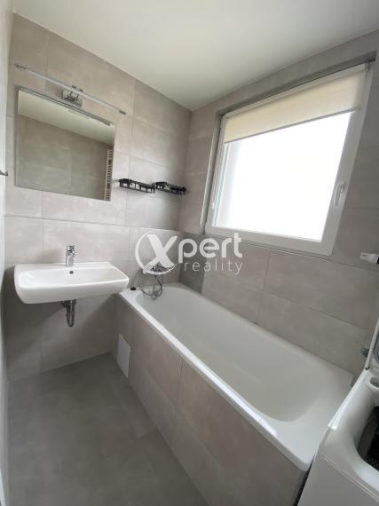 REZERVOVANÉ   119 990,- € Ponúkam na predaj kompletne prerobený 3 izbový  byt  s loggiou  v Dunajskej  Strede