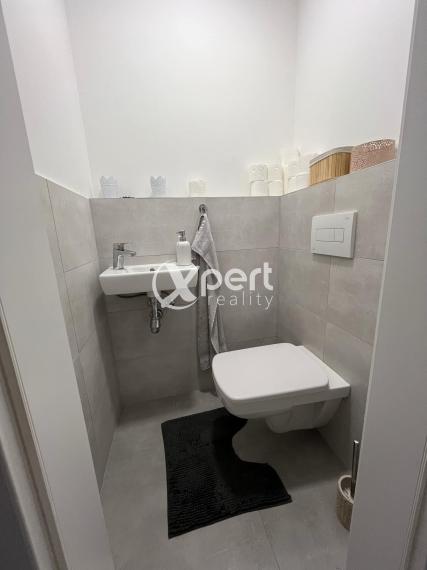 REZERVOVANÉ   119 990,- € Ponúkam na predaj kompletne prerobený 3 izbový  byt  s loggiou  v Dunajskej  Strede