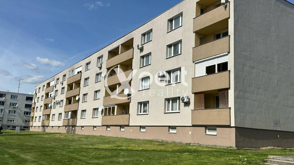 REZERVOVANÉ   119 990,- € Ponúkam na predaj kompletne prerobený 3 izbový  byt  s loggiou  v Dunajskej  Strede