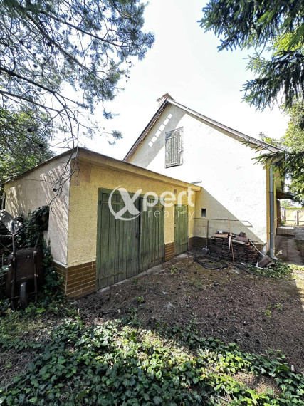 NOVÁ CENA / 140 000,- € Na predaj 3 izbový rodinný dom  s altánkom , s garážou a s krbom v tichej a pokojnej  lokalite v  obci Malé Dvorníky