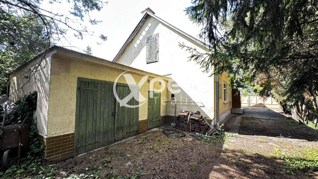 NOVÁ CENA / 140 000,- € Na predaj 3 izbový rodinný dom  s altánkom , s garážou a s krbom v tichej a pokojnej  lokalite v  obci Malé Dvorníky