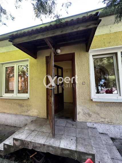 NOVÁ CENA / 140 000,- € Na predaj 3 izbový rodinný dom  s altánkom , s garážou a s krbom v tichej a pokojnej  lokalite v  obci Malé Dvorníky