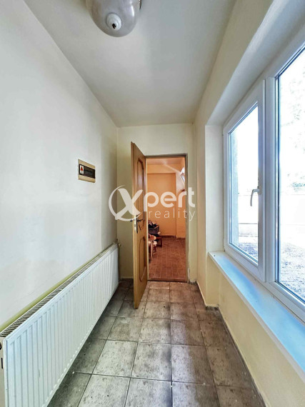 NOVÁ CENA / 140 000,- € Na predaj 3 izbový rodinný dom  s altánkom , s garážou a s krbom v tichej a pokojnej  lokalite v  obci Malé Dvorníky