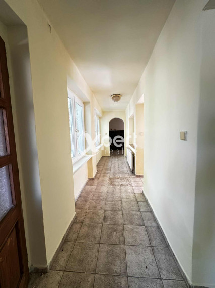 NOVÁ CENA / 140 000,- € Na predaj 3 izbový rodinný dom  s altánkom , s garážou a s krbom v tichej a pokojnej  lokalite v  obci Malé Dvorníky