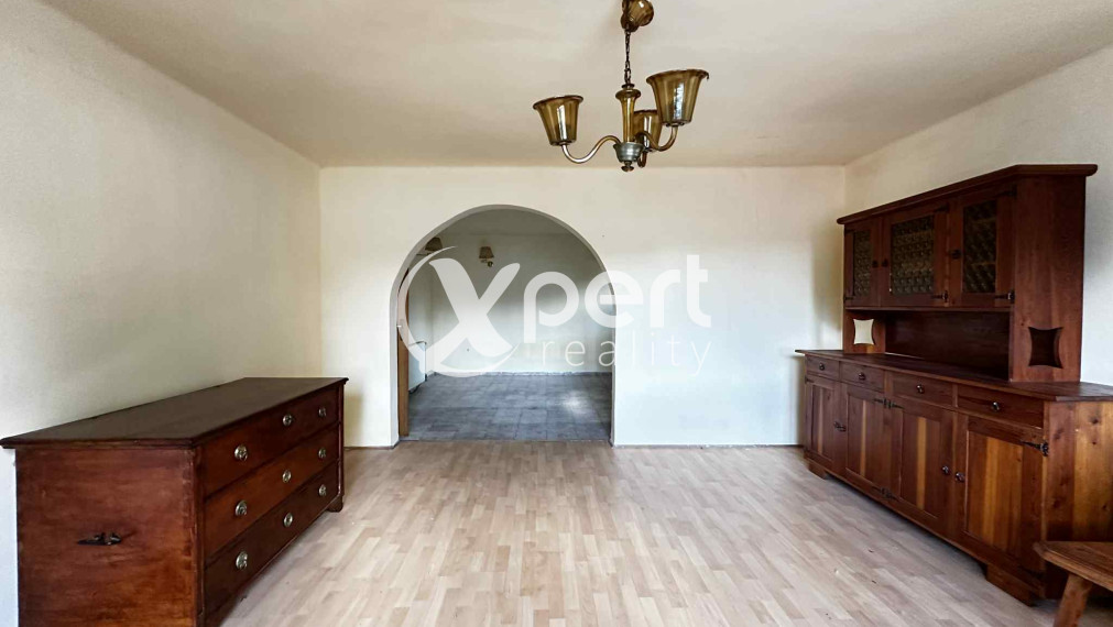 NOVÁ CENA / 140 000,- € Na predaj 3 izbový rodinný dom  s altánkom , s garážou a s krbom v tichej a pokojnej  lokalite v  obci Malé Dvorníky