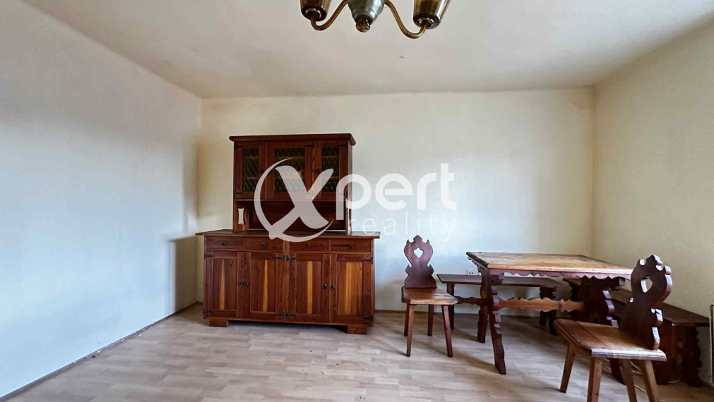 NOVÁ CENA / 140 000,- € Na predaj 3 izbový rodinný dom  s altánkom , s garážou a s krbom v tichej a pokojnej  lokalite v  obci Malé Dvorníky