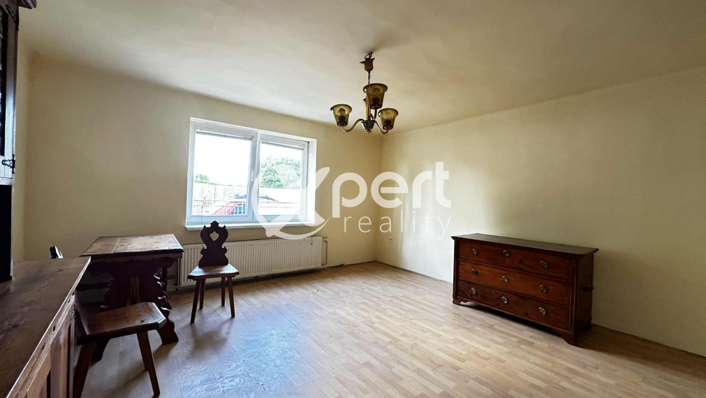 NOVÁ CENA / 140 000,- € Na predaj 3 izbový rodinný dom  s altánkom , s garážou a s krbom v tichej a pokojnej  lokalite v  obci Malé Dvorníky