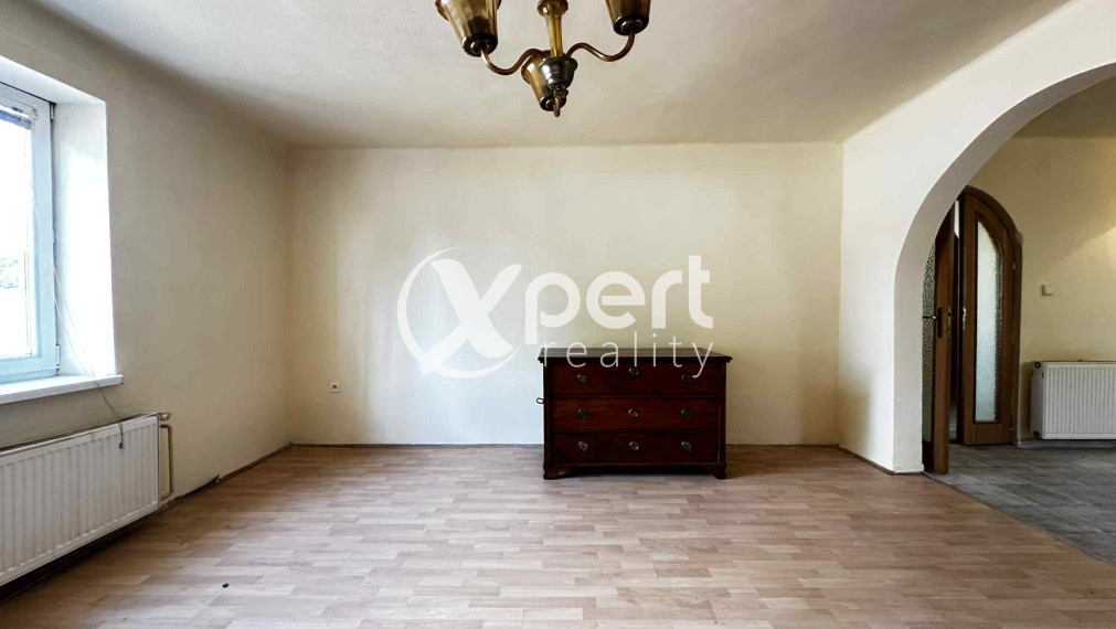 NOVÁ CENA / 140 000,- € Na predaj 3 izbový rodinný dom  s altánkom , s garážou a s krbom v tichej a pokojnej  lokalite v  obci Malé Dvorníky