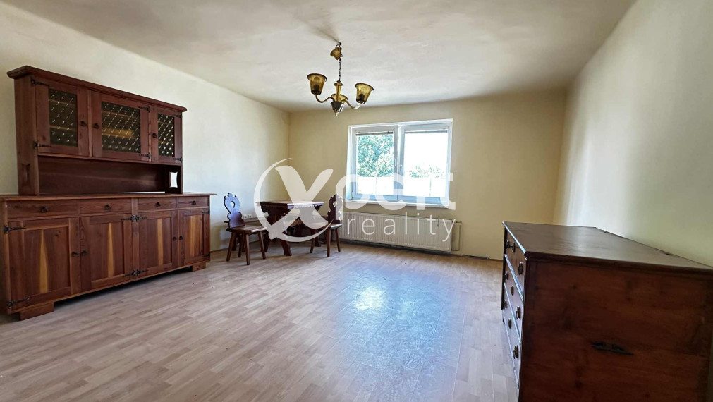 NOVÁ CENA / 140 000,- € Na predaj 3 izbový rodinný dom  s altánkom , s garážou a s krbom v tichej a pokojnej  lokalite v  obci Malé Dvorníky