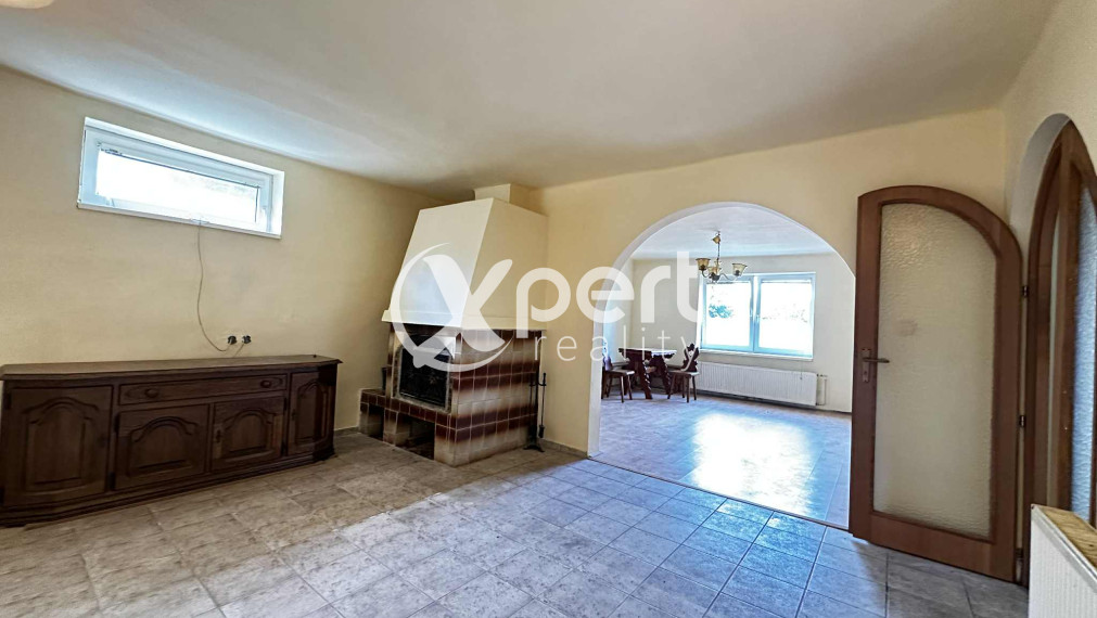 NOVÁ CENA / 140 000,- € Na predaj 3 izbový rodinný dom  s altánkom , s garážou a s krbom v tichej a pokojnej  lokalite v  obci Malé Dvorníky