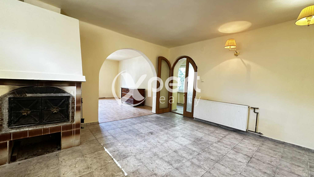 NOVÁ CENA / 140 000,- € Na predaj 3 izbový rodinný dom  s altánkom , s garážou a s krbom v tichej a pokojnej  lokalite v  obci Malé Dvorníky