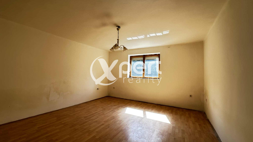 NOVÁ CENA / 140 000,- € Na predaj 3 izbový rodinný dom  s altánkom , s garážou a s krbom v tichej a pokojnej  lokalite v  obci Malé Dvorníky