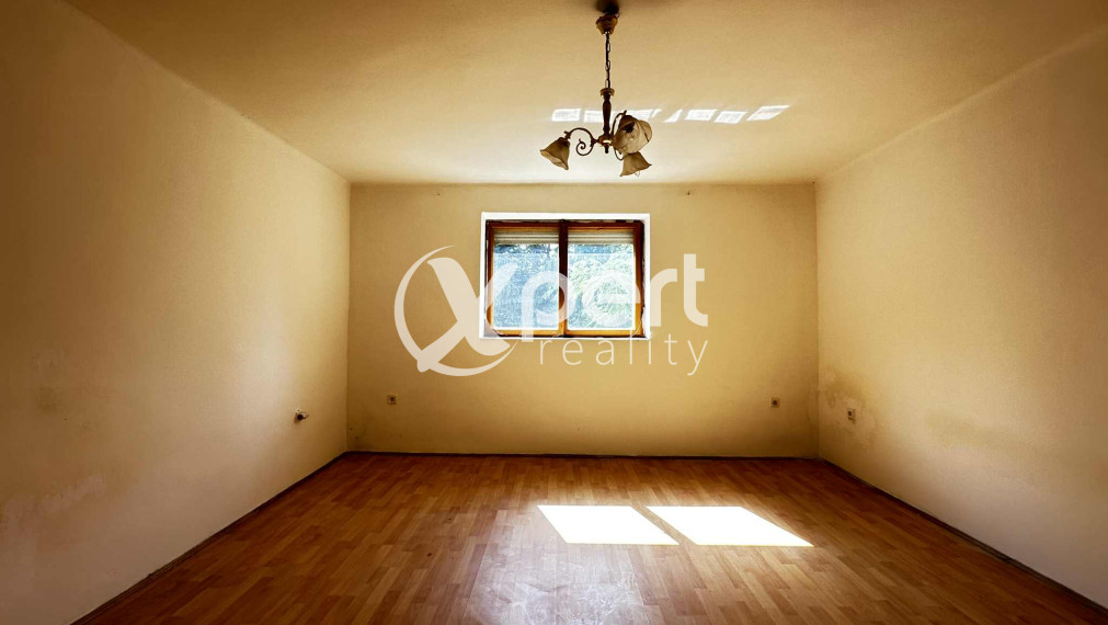 NOVÁ CENA / 140 000,- € Na predaj 3 izbový rodinný dom  s altánkom , s garážou a s krbom v tichej a pokojnej  lokalite v  obci Malé Dvorníky