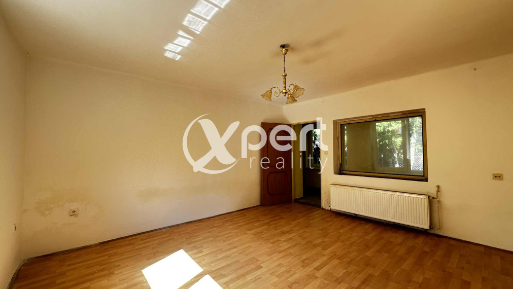 NOVÁ CENA / 140 000,- € Na predaj 3 izbový rodinný dom  s altánkom , s garážou a s krbom v tichej a pokojnej  lokalite v  obci Malé Dvorníky