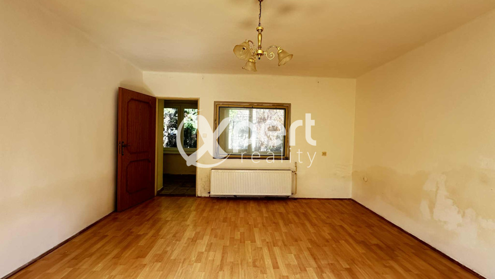 NOVÁ CENA / 140 000,- € Na predaj 3 izbový rodinný dom  s altánkom , s garážou a s krbom v tichej a pokojnej  lokalite v  obci Malé Dvorníky