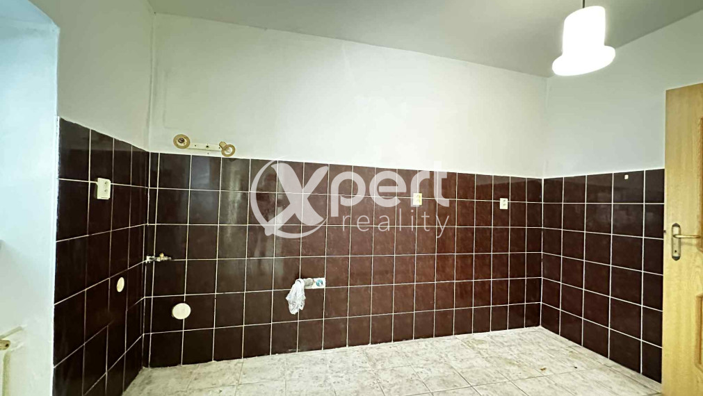 NOVÁ CENA / 140 000,- € Na predaj 3 izbový rodinný dom  s altánkom , s garážou a s krbom v tichej a pokojnej  lokalite v  obci Malé Dvorníky