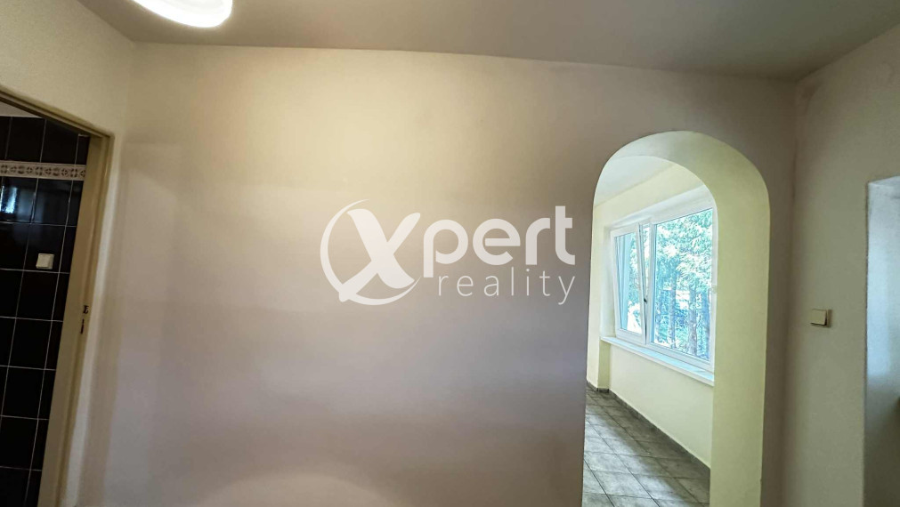 NOVÁ CENA / 140 000,- € Na predaj 3 izbový rodinný dom  s altánkom , s garážou a s krbom v tichej a pokojnej  lokalite v  obci Malé Dvorníky