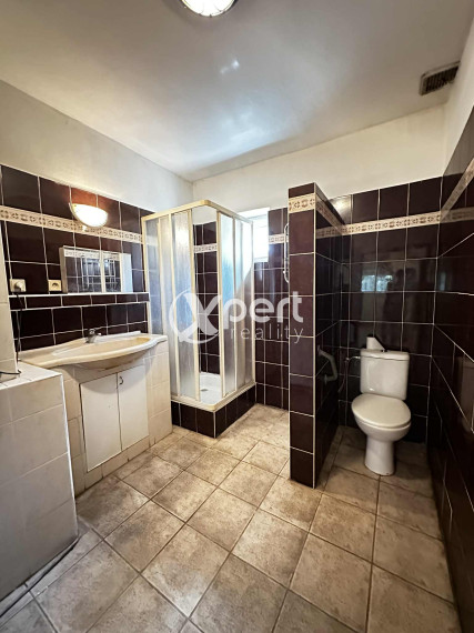 NOVÁ CENA / 140 000,- € Na predaj 3 izbový rodinný dom  s altánkom , s garážou a s krbom v tichej a pokojnej  lokalite v  obci Malé Dvorníky