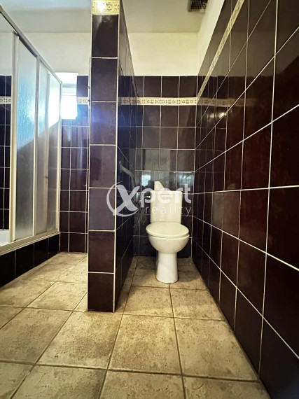 NOVÁ CENA / 140 000,- € Na predaj 3 izbový rodinný dom  s altánkom , s garážou a s krbom v tichej a pokojnej  lokalite v  obci Malé Dvorníky