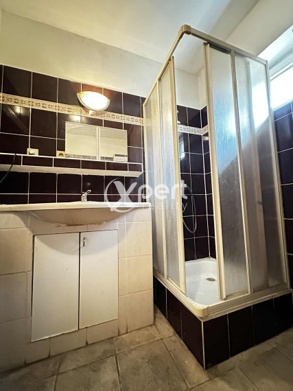 NOVÁ CENA / 140 000,- € Na predaj 3 izbový rodinný dom  s altánkom , s garážou a s krbom v tichej a pokojnej  lokalite v  obci Malé Dvorníky