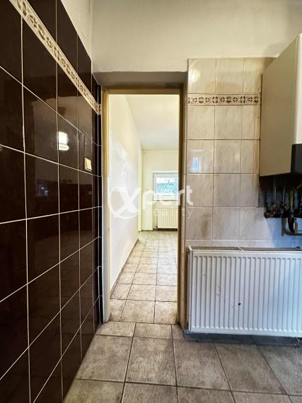 NOVÁ CENA / 140 000,- € Na predaj 3 izbový rodinný dom  s altánkom , s garážou a s krbom v tichej a pokojnej  lokalite v  obci Malé Dvorníky