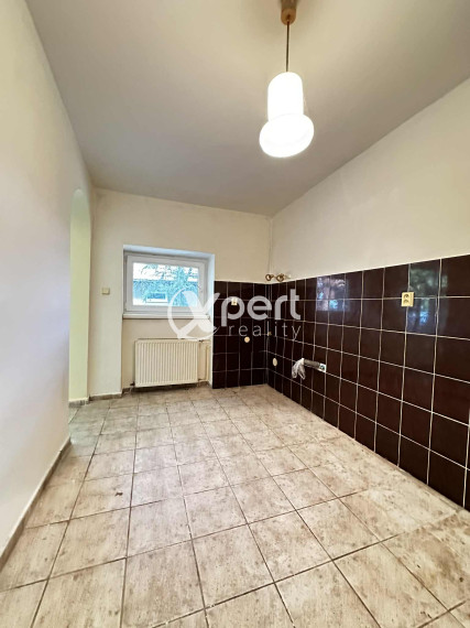 NOVÁ CENA / 140 000,- € Na predaj 3 izbový rodinný dom  s altánkom , s garážou a s krbom v tichej a pokojnej  lokalite v  obci Malé Dvorníky