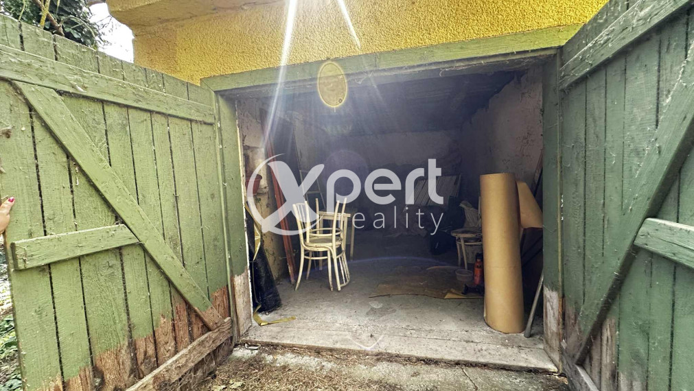 NOVÁ CENA / 140 000,- € Na predaj 3 izbový rodinný dom  s altánkom , s garážou a s krbom v tichej a pokojnej  lokalite v  obci Malé Dvorníky